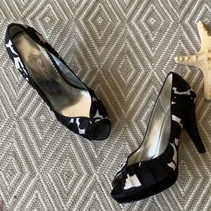 Womens peep toes heels shoes, size 8M